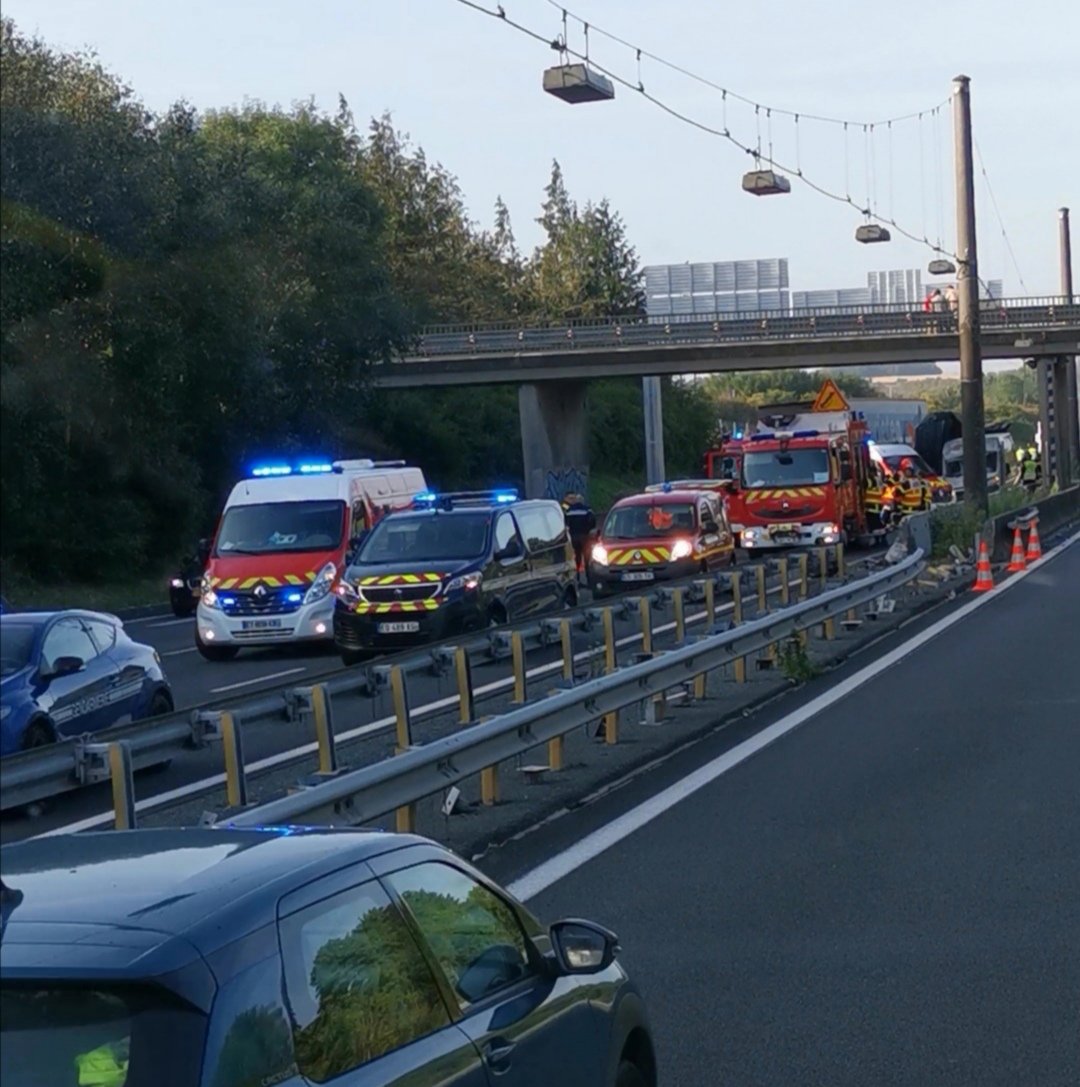Artoistrafic's tweet photo. #Accident sur #A1, Paris > Lille proche de #Arras. Voies de gauche et milieu fermées. Secours sur place. #TmpsParcours : +38'.
#InfoRadio : @sanef_1077. https://t.co/Qi3bG4NxRn
