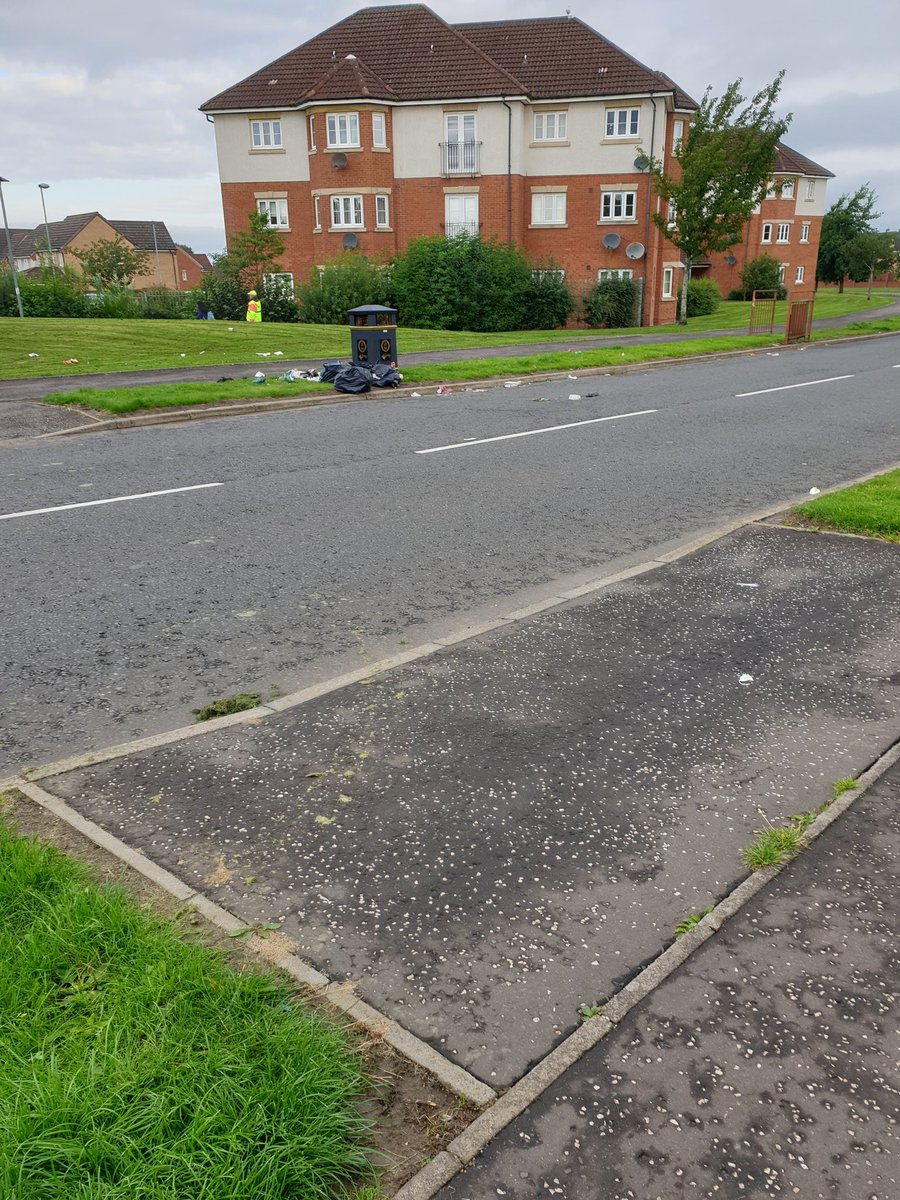 Bkeith1977B's tweet photo. @nlcpeople Lochain Way near Shieldmuir station this morning. Bins emptied and bags left overnight. Environmental and Public health issue, needs sorted today. Happens too regularly, sort out your bin collections , it's not difficult https://t.co/ansWk7sYWd