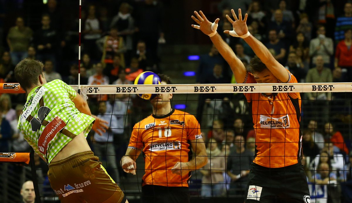 BRVolleys's tweet photo. Wenn ein Transfer einschlägt wie ein "Sixpack"! #Transferhammer #BRVolleys @VOLLEYBALL_BL https://t.co/6AGcIn4ITh