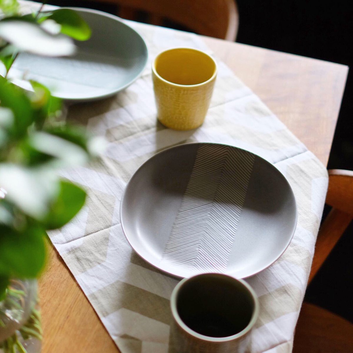 birds_words's tweet photo. 直営店にて開催中の「くらしの布展」よりhiraliの手ぬぐいのご紹介です。hiraliは「重ねの色目」という日本古来の色彩文化に着想を得たブランド。全国で唯一のロール捺染による両面染色技術をもとに、表裏を異なる色で染色。首に巻くのはもちろん、ランチョンマットとしてや、髪に巻いても素敵です。 https://t.co/ahjeZ0hUkv