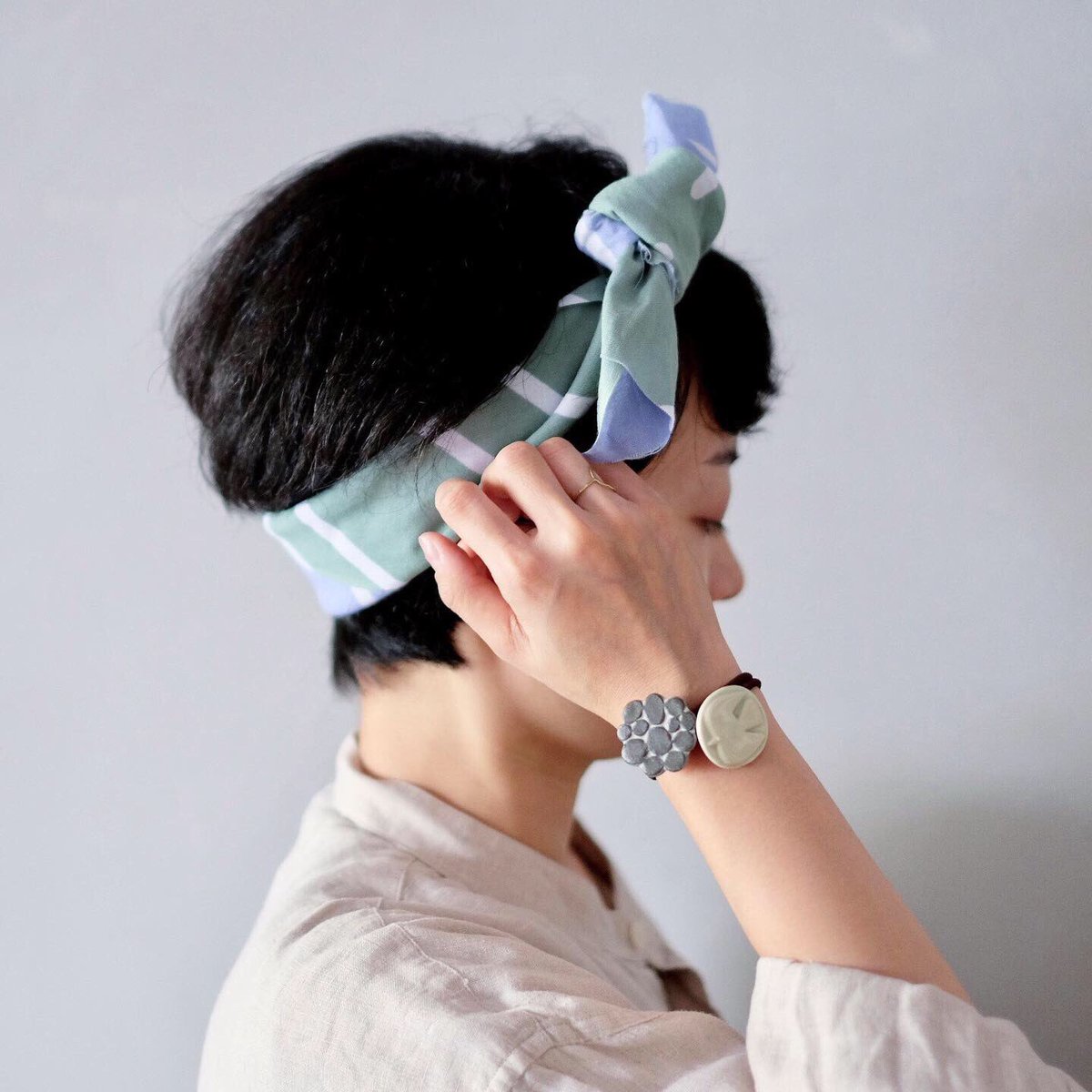birds_words's tweet photo. 直営店にて開催中の「くらしの布展」よりhiraliの手ぬぐいのご紹介です。hiraliは「重ねの色目」という日本古来の色彩文化に着想を得たブランド。全国で唯一のロール捺染による両面染色技術をもとに、表裏を異なる色で染色。首に巻くのはもちろん、ランチョンマットとしてや、髪に巻いても素敵です。 https://t.co/ahjeZ0hUkv