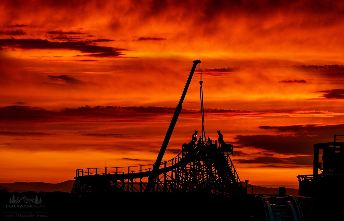 Patrick_vomBerg's tweet photo. Noch bevor die Sonne im #europapark ganz untergegangen ist haben die Reparaturarbeiten an der #wodan Kette begonnen! 💪🏻⛓😁 https://t.co/7S60kP1WrG