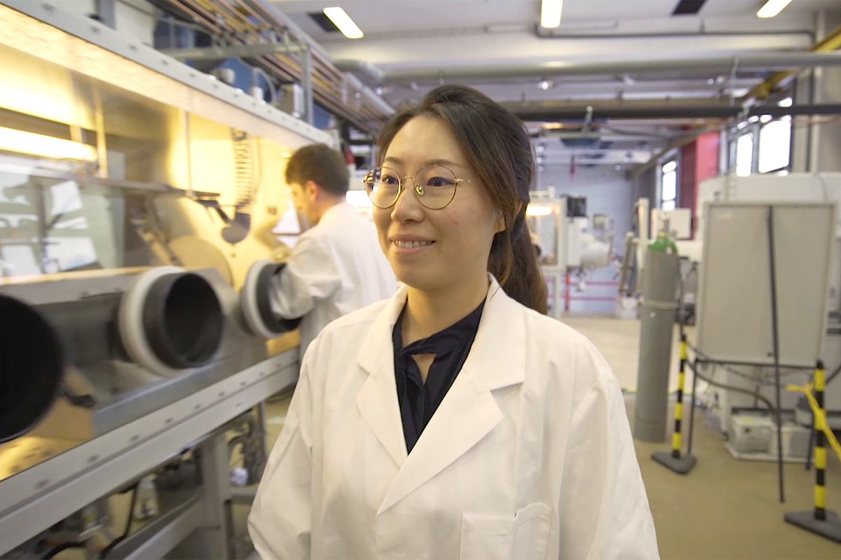 tuBraunschweig's tweet photo. In der Produktionsstraße der #BatteryLabFactory (BLB) der #tubraunschweig werden Produktionsprozesse für Festkörperbatterien entwickelt. Aber was sind Festkörperbatterien und was versprechen sich die Forscher davon? Ein #Laborbesuch ➡️ https://t.co/PydB3vbkco #battery #video https://t.co/KpUjsFlkkO
