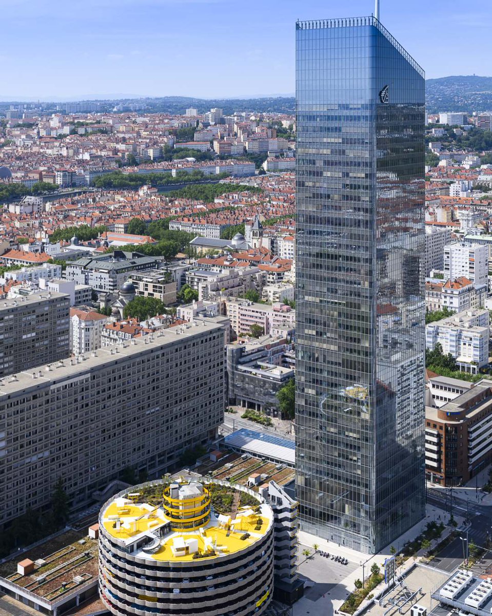 Le toit-terrasse du Parc Les Halles est ouvert et en libre accès. Je suis heureux de voir qu'il rayonne dans le quartier de la Part-Dieu ! 
🌞🌞🌞
@lpa_officiel <a href="/villedelyon/">Ville de Lyon</a> <a href="/TourIncity/">Tour Incity</a>
Photo T. Fournier-Métropole de Lyon <a href="/grandlyon/">Métropole de Lyon</a>