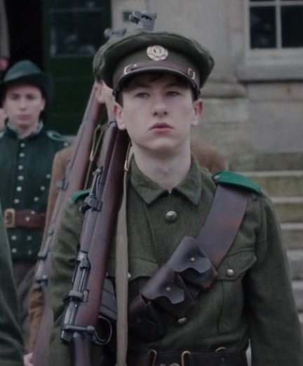 체르노빌 드라마 스크린샷 보면서 느낀 건데... 배리는 군복류 의상도 은근히 잘 어울리는 것 같다. 넷플릭스 드라마 리벨리온에서도 군복 입고...