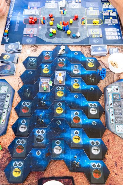 meepleydados's tweet photo. Repasando #juegosdemesa #boardgames de #gencon19 | Los recursos del planeta Tierra han quedado agotados. La nave #BlackAngel se dirige a un nuevo planeta donde establecerse. Gestiona tu flota de robots. Dados y gestión de recursos en un nuevo #Troyes https://t.co/Q2NRqhpiyi