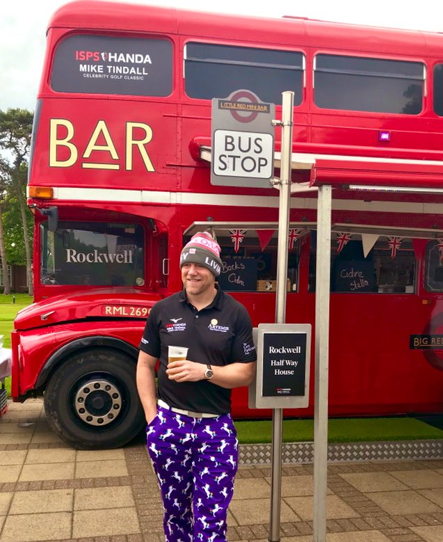 Ooo!! Think we’ve got the best bus stop! Next to a bar full of budding!! 🍻👍🏼Ask Mike?!! 😋😂