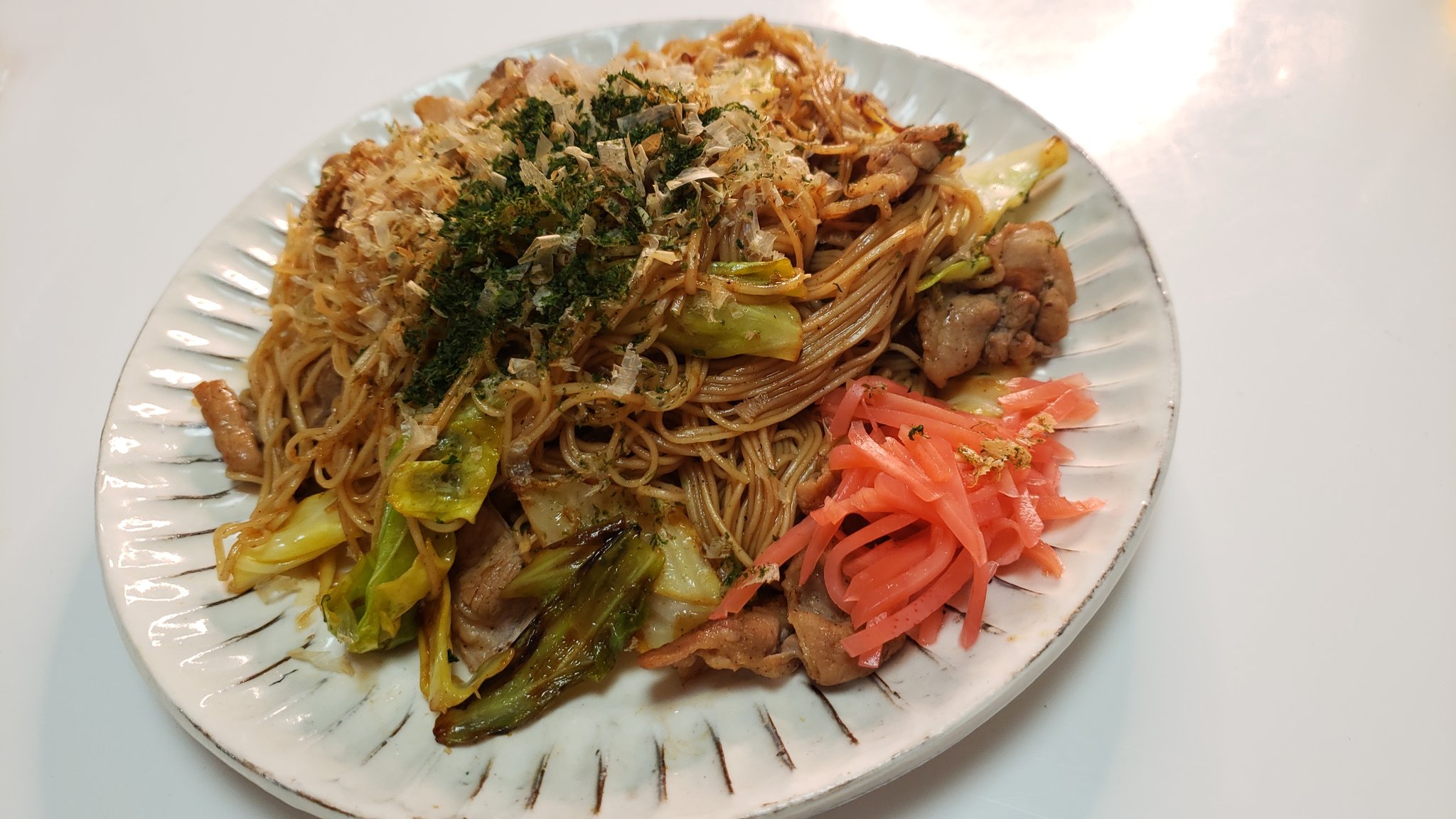リュウジ 料理のおにいさんバズレシピ あかん これ焼きそばより旨いかもしんない 焼きそばそうめん キャベツ 1 8玉 豚肉80gを塩胡椒と油大1で炒め そうめん100gを茹で流水で冷やし水気を絞ったのを入れウスター大2 めんつゆ大1入れ炒め 青のり 鰹節