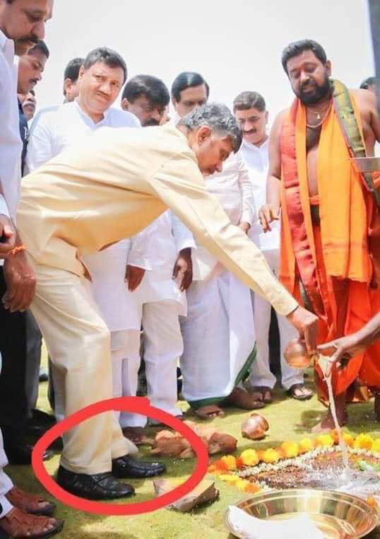 YSRCParty's tweet photo. కమలదళంలోని పచ్చ పుష్పాలు.. మరి దీన్నేమంటారు? 

మాణిక్యాల‌రావు దేవాదాయ శాఖ మంత్రిగా ఉన్న‌ప్పుడు చంద్ర‌బాబు 40 ఆల‌యాల‌ను కూల్చేస్తుంటే మాట్లాడ‌లేదు. స‌దావ‌ర్తి భూములు కాజేస్తుంటే మాట్లాడ‌లేదు. మీరా మమ్మల్ని విమర్శించేది? https://t.co/6FGLHszd9V