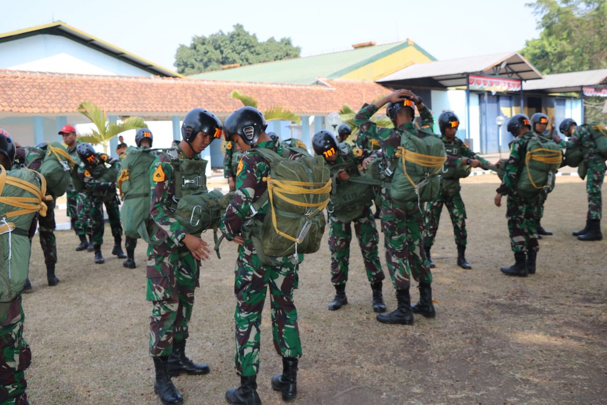 aauacid's tweet photo. Taruna tingkat II Akademi Angkatan Udara mengikuti Kursus Para Dasar (Susparadas) angkatan 186 di Skadron Pendidikan 204 Lanud Sulaiman, Bandung

#ParaDasar #AirminCadet #AirCadet #Taruna #TarunaAAU #AkademiAngkatanUdara  #AAU #IndonesianAirForceAcademy https://t.co/lgFg6eWLju