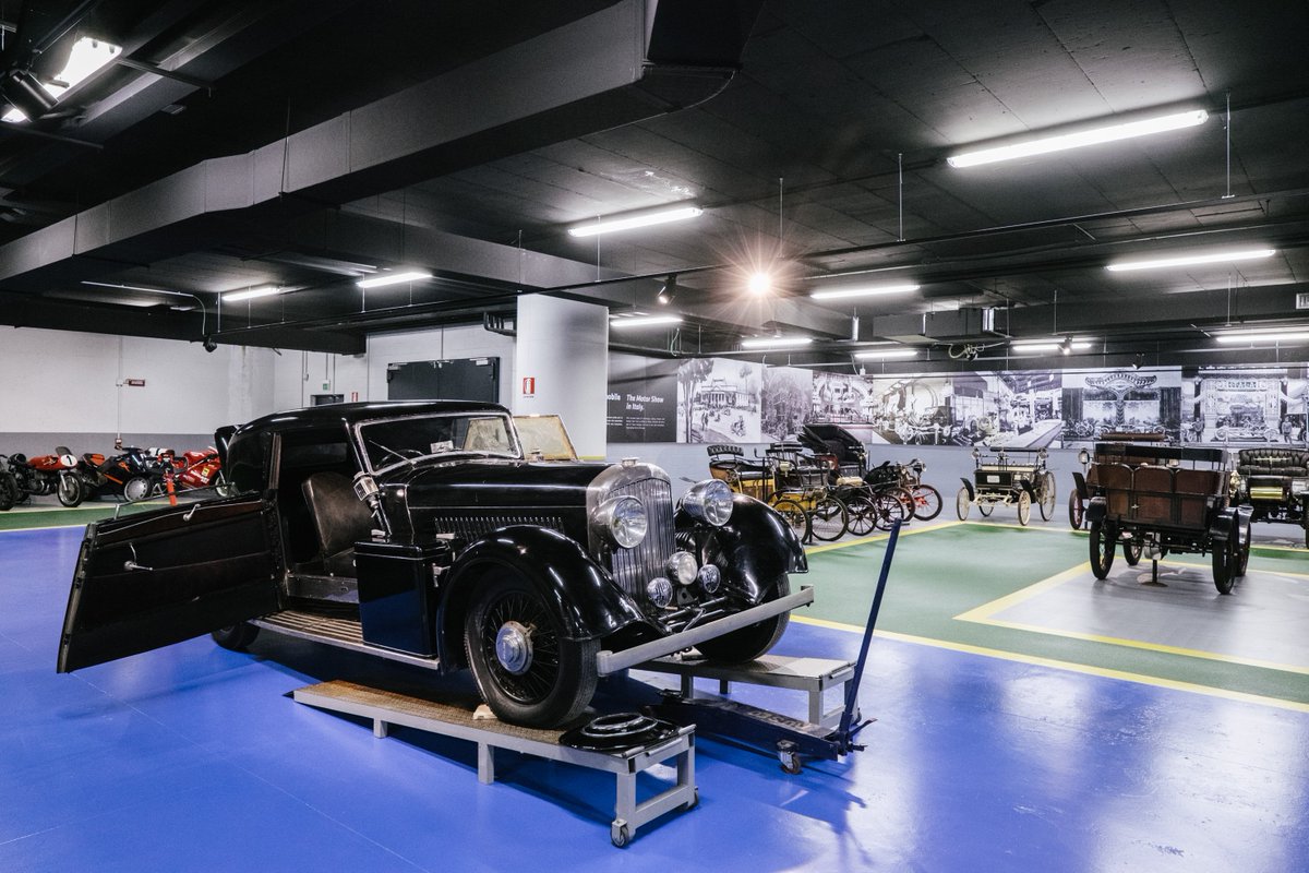 museoautotorino's tweet photo. L'#OpenGarage è l'area del #MAUTO dedicata ai lavori di manutenzione conservazione, fulcro del Centro di Restauro. ⚙️🔧
2000 mq, circa 70 vetture che sono veri pezzi da collezione, visitabile su appuntamento o nelle giornate-evento dedicate: seguici per le prossime date! 📆❤️ https://t.co/UdUnydgkoV