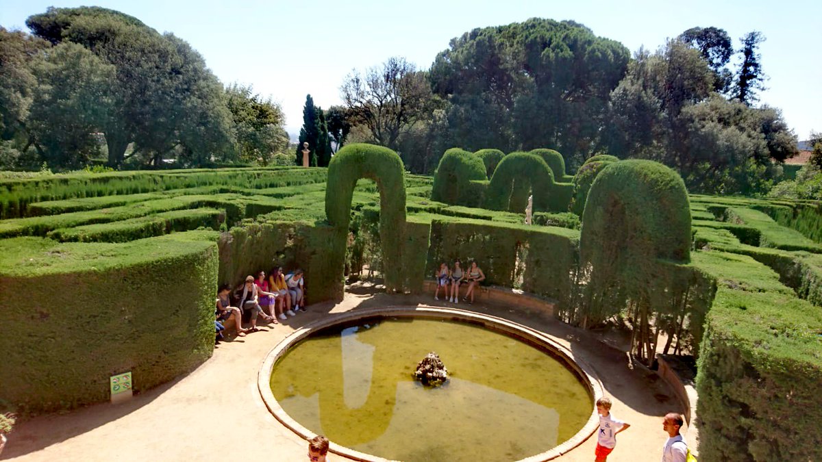 FundacioComtal's tweet photo. Matí de passeig, sol i jocs entre els xiprers que conformen el #LaberintHorta, un dels jardins més antic de la ciutat. Jornada d’aprenentatge sobre mites clàssics i luxe neoclàssic i romàntic mentre dinem a l'ombra de la pineda! #Estiu #Lleure #Junts #ReescrivimFutur https://t.co/CgfJVRoSnn