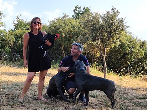 .<a href="/hickman_melanie/">Melanie Hickman</a> y <a href="/DSGvineyards/">David Sampedro</a> viven rodeados de animales en su bodega de Elvillar, en Rioja Alavesa. En la foto, con sus perros Fiona y Shrek y una de sus gallinas
ow.ly/owXa50vBqu4 
#petsandproducers #winedogs #doglovers #winelovers