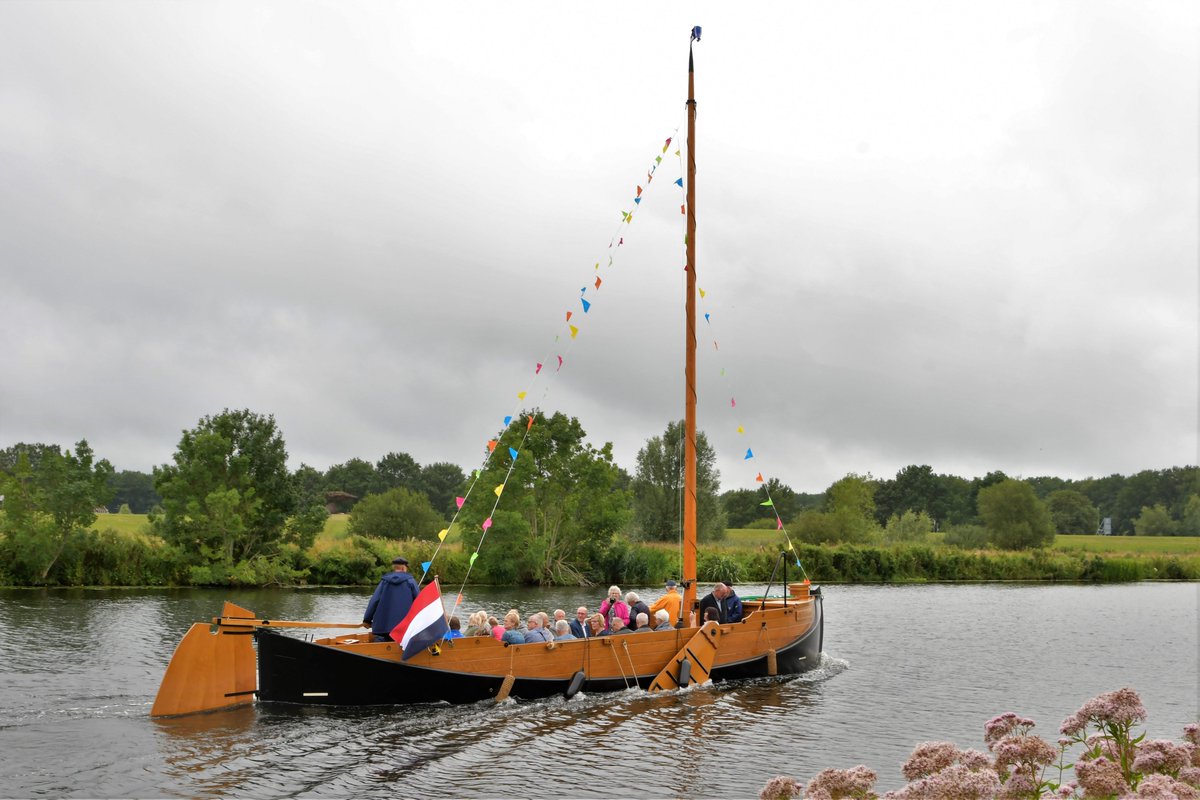 Het is prachtig weer! Vanmiddag, morgen, vrijdag en zondag zijn er weer rondvaarten met de Vechtzomp 14.00-16.00 uur. Reserveer een plekje aan boord via hiawatha-actief.nl/vechtzomp-rond…