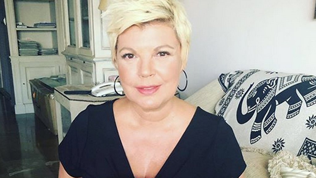 .<a href="/terelu_campos/">Terelu Campos</a> posa junto a su hija Alejandra en la casa que venden bit.ly/2TOFp3i