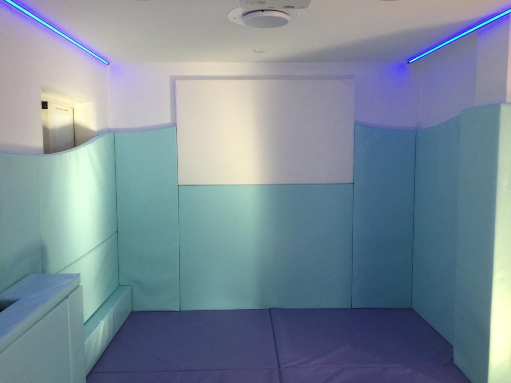 Sentequk's tweet photo. One of two #Calming #SensoryRoom completed for a community hospital, featuring our #BubbleScreen #moodlighting with #WISECubeRemoteControl #FibreOpticSky #devicecontrolledsoundandmediasystems #bespokewallandfloorpadding and privacy window film.
https://t.co/9OQxQCM6hj https://t.co/iNDxZ2UOb8
