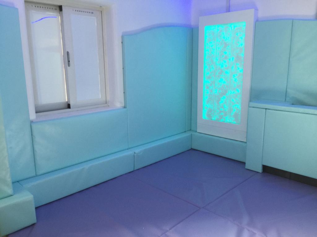 Sentequk's tweet photo. One of two #Calming #SensoryRoom completed for a community hospital, featuring our #BubbleScreen #moodlighting with #WISECubeRemoteControl #FibreOpticSky #devicecontrolledsoundandmediasystems #bespokewallandfloorpadding and privacy window film.
https://t.co/9OQxQCM6hj https://t.co/iNDxZ2UOb8