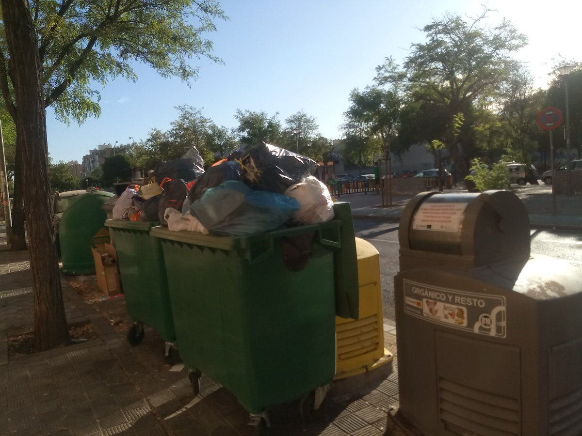 Una semana llevamos en Pino Montano sin recogida neumática @RetoLipasam <a href="/Ayto_Sevilla/">Ayuntamiento de Sevilla</a>.

La imagen es patética y la insalubridad indignante, hay casas a 5 metros de esto: