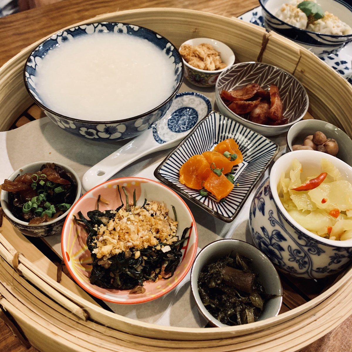 couple_dimple's tweet photo. 📍หลงโถว (The Market)
 
เมนูแนะนำ 👍🏻👍🏻

🍽 ข้าวหมูกรอบพริกเกลือ ไข่ดองซีอิ๊ว:
ตัวข้าวอบสมุนไพรมีกลิ่นหอม กินกับหมูกรอบและไข่ดองที่ไม่เค็มมาก เข้ากันได้เป็นอย่างดี 

🍧 เกล็ดหิมะดอกเหมย:
เป็นน้ำแข็งไสรสบ๊วย มาพร้อมผงบ๊วย ลิ้นจี่ พีช และไข่มุกป๊อบรสลิ้นจี่

@aroii #หลงโถว #Lhongtou https://t.co/0P1A3aKcpM