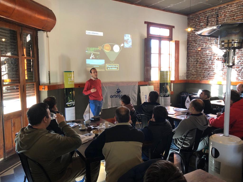RodrigoFalcone5's tweet photo. Excelente calidad de convocatoria en #Prosuelo junto a los amigos de @OrtegaHermanos y la presencia de @ReussiNahuel @garciaf_nutri ...Como fertilizamos?? @ProfertilNutri @ProfertilSA @FertilabLab @fernandorussook @nrsato #nutricion #nitrogeno #ureagranulada #ENETOTALPLUS https://t.co/n6RbiYtA8t