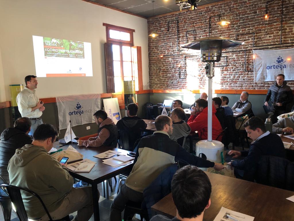 RodrigoFalcone5's tweet photo. Excelente calidad de convocatoria en #Prosuelo junto a los amigos de @OrtegaHermanos y la presencia de @ReussiNahuel @garciaf_nutri ...Como fertilizamos?? @ProfertilNutri @ProfertilSA @FertilabLab @fernandorussook @nrsato #nutricion #nitrogeno #ureagranulada #ENETOTALPLUS https://t.co/n6RbiYtA8t