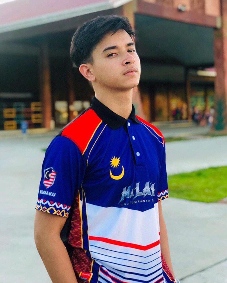 alqassami411's tweet photo. Tapi kita nak bagi limit kepada 100 orang terawal je untuk setiap hari🔥.
Kalau lambat bye2. Barang limited edition kann.. hahah.🤣
.
So kalau korang nak jadi antara 100 orang terawal tu komen “SAYA AWAL YALLL”👇🏻👇🏻
#bajumerdeka #tshirtmerdeka #bajumalaysia #jerseymalaysia https://t.co/QigJP5AeB1