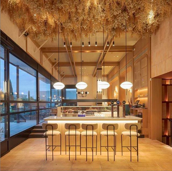 #newyorkburger La Moraleja, Madrid. Project by @proyecto_singular Lighting Project by <a href="/lightandstudio/">light&studio</a> Un ambiente cálido y cercano, con luminarias decorativas elaboradas artesanalmente, inspiradas en el efecto de iluminación que producen las llamas de las brasa.