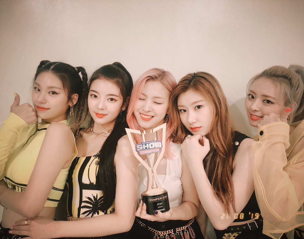 introitzy's tweet photo. congrats girl 🖤 https://t.co/QgXeIalxPH