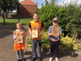 NatalieBrownCSL's tweet photo. Nunsthorpe’s very own Superheroes, helped collect 25 bags of rubbish from Nunsthorpe Park yesterday! They received @CommunityShops goody bags as a thank you. Great to chat to you all about the importance of recycling and surplus food. #SurplusSuperHeroes #communityimprovement https://t.co/AMMJyvGjbZ