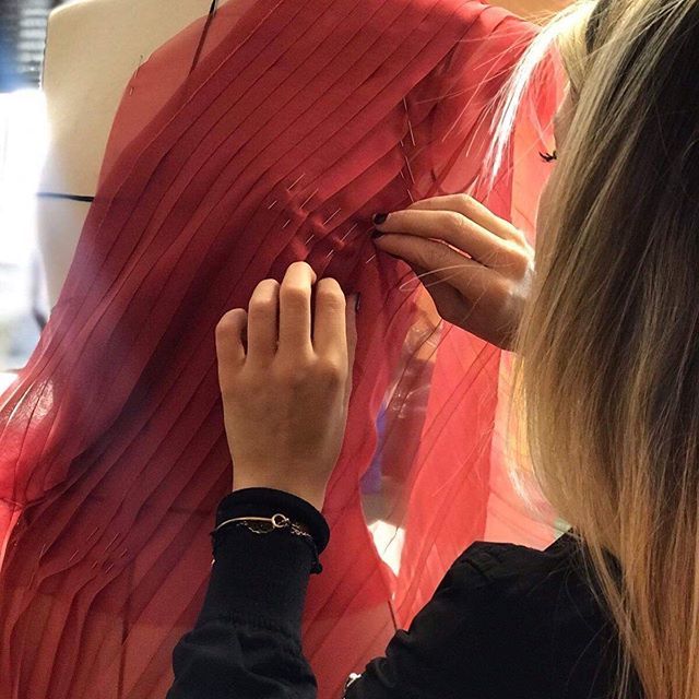 #makingof
Si ricomincia  per la nuova edizione di FGI 😍 i ragazzi dell’@istitutodimodaburgo sono già a lavoro! .
.
#fashiongraduateitalia #piattaformamoda #basemilano #fgi2019 #fashionweek #potd #tbd #design #fashion #milano #fashionschool #fashionev… ift.tt/33Odm8y