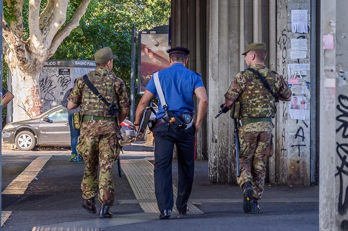 generalemilillo's tweet photo. _Carabinieri_: RT SM_Difesa: #21agosto Roma, tenta di rubare un’auto nel parcheggio del Terminal Anagnina: arrestato dai _Carabinieri_ e dai militari dell’ Esercito impiegati nell’operazione #StradeSicure

#ForzeArmate #UnaForzaperilPaese https://t.co/G0od4TTGg4