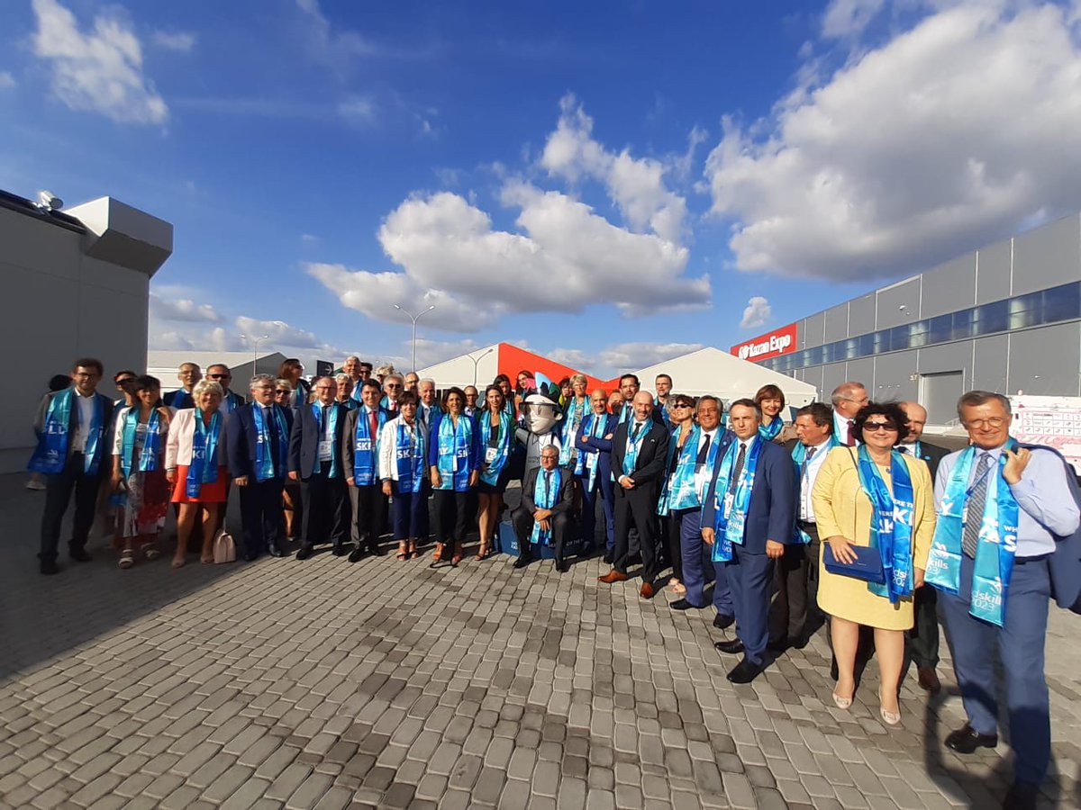 WorldSkillsFR's tweet photo. Délégation française : Membres, Partenaires, Organisations institutionnelles, Supporters, tous unis pour soutenir la candidature de @WorldSkillsFR pour organiser la #WorldSkills Compétition en 2023 à Lyon #wsclyon2023 #TheEasiestWaytoSkill @grandlyon @OnlyLyon https://t.co/lSx8CAOhyK