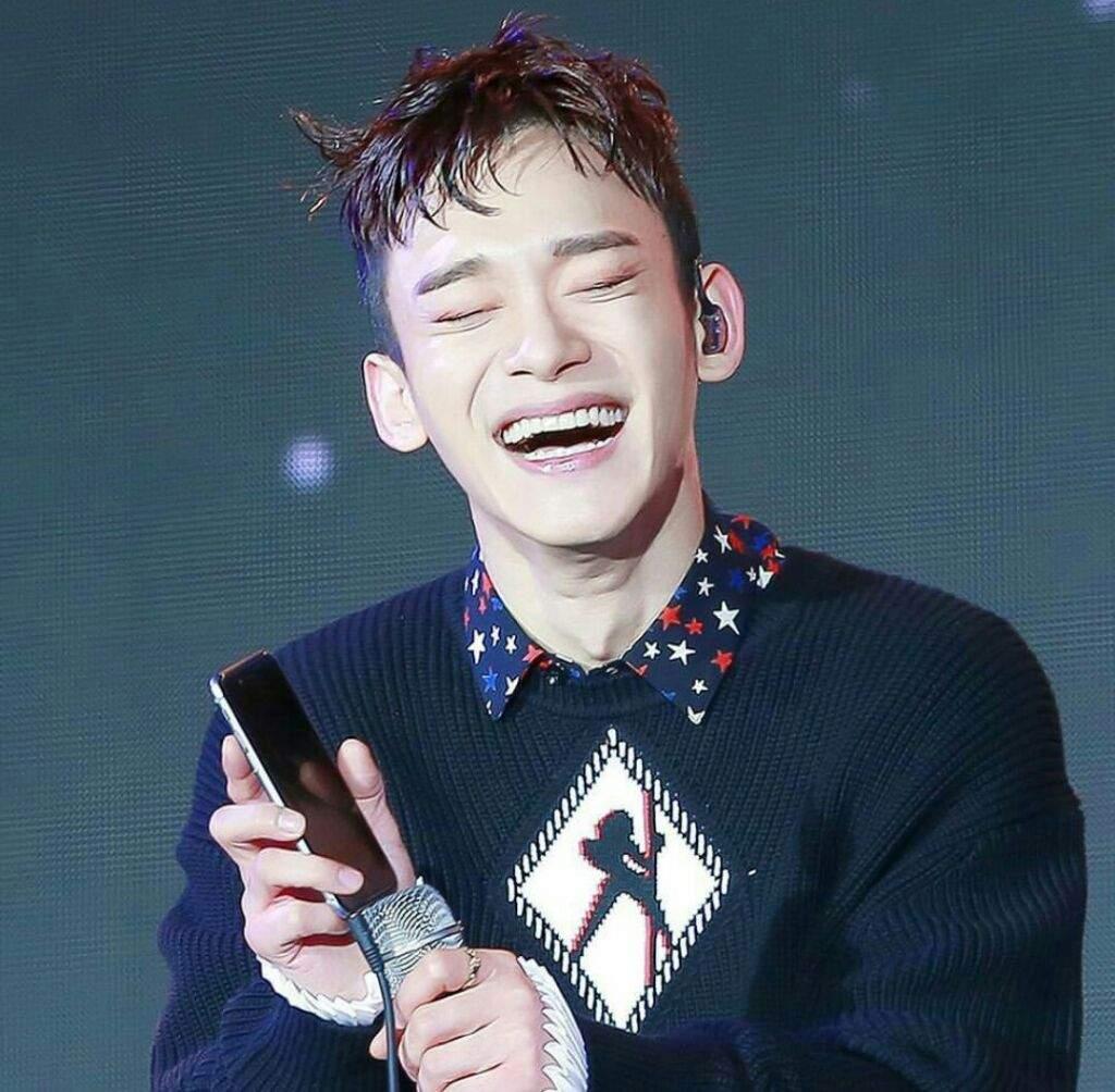 чен и улыбается. Exo chen smile. чен и смайлинг надпись. чондэ синий. чен и смайлинг.