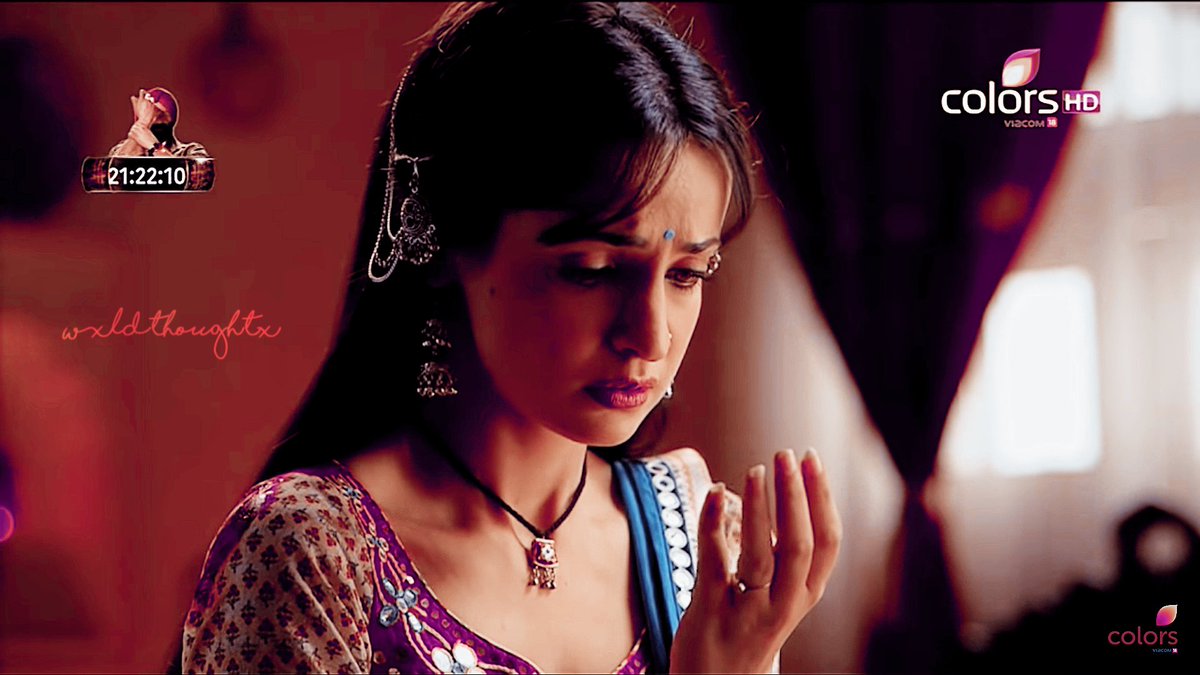 Paro and butterfly (Will be tweeting episode wise coloured caps daily)  #SanayaIrani  #Rangrasiya