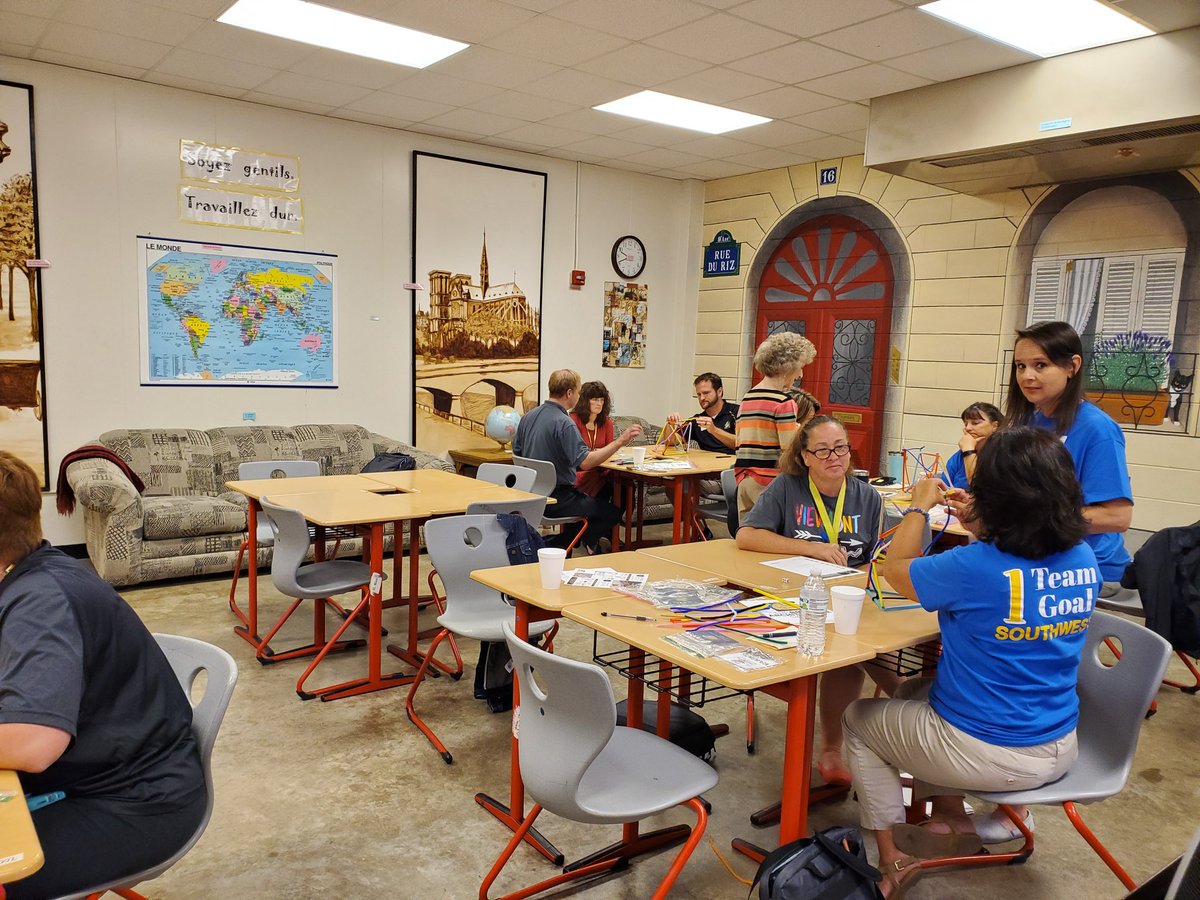icardap's tweet photo. Building Brains! #hickoryschools #hpsblendED https://t.co/YvLIuKZhXu