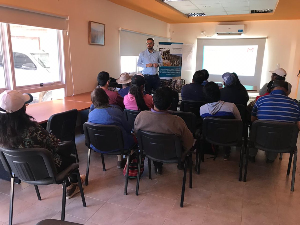 SsAF_Jujuy's tweet photo. #SomosAgriculturaFamiliar
Taller de Comercio Electrónico para la Agricultura Familiar junto a productores de la localidad de #Humahuaca
Seguimos con los talleres que permitan generar un nuevo punto de venta que acorte las distancias entre productor y consumidor https://t.co/aESCIcTElW