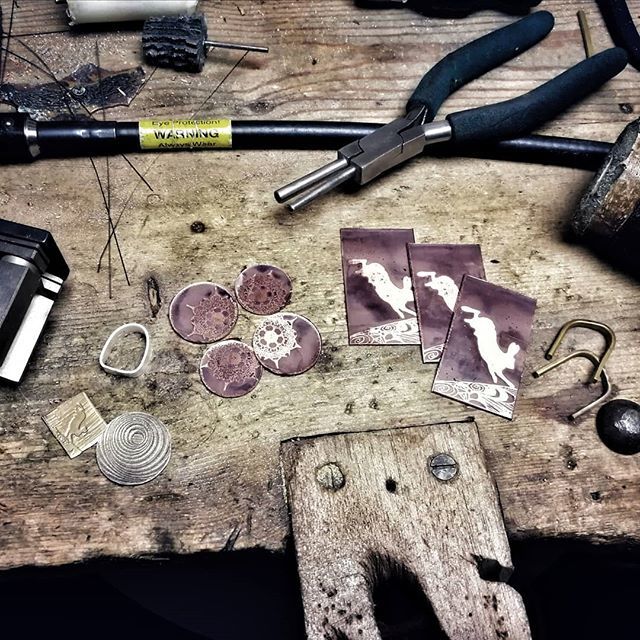 annamcdade's tweet image. Orders on the bench today. It&apos;s looking decidedly rabbity! Updates later... #onthebench #ontheworkbench #ontheworkbenchtoday #rabbitjewellery #copperjewellery #harejewelry #harejewellery #annamcdadejewellery #haresofinstagram #rabbitsofinstagram #whatiam… ift.tt/2KMaSQU