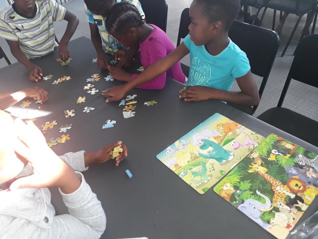 Pearly04281's tweet photo. #OpenLearningAcademy Akanani OVC kid doing puzzles in the afternoon program  @HazyviewDLC @GwfOnline https://t.co/hHUQJ9yQet