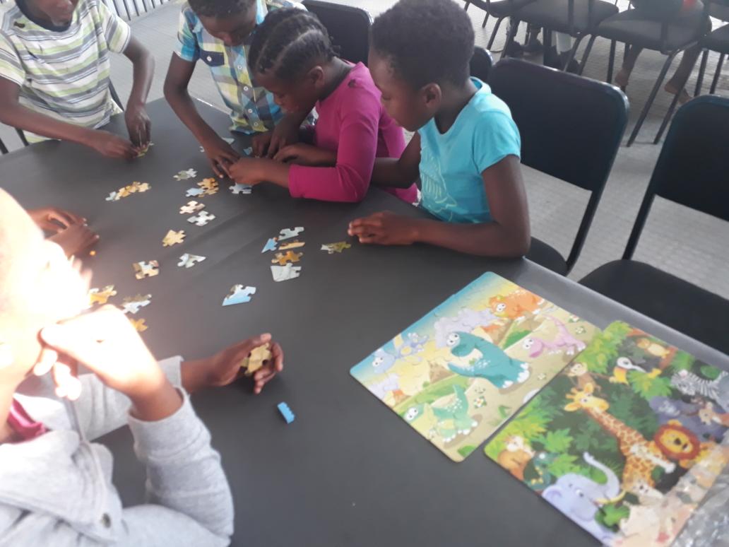 Pearly04281's tweet photo. #OpenLearningAcademy Akanani OVC kid doing puzzles in the afternoon program  @HazyviewDLC @GwfOnline https://t.co/hHUQJ9yQet