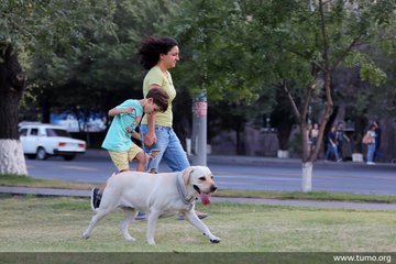 C’est un bon moment pour être un chien à #Yerevan ! Le premier parc pour chiens de la ville se situe dans le parc Tumanyan. Un grand merci à <a href="/SwedeninArmenia/">Patrik Svensson</a>, <a href="/EU_Armenia/">EU Armenia</a> et Oriflame pour leur soutien à cette initiative.
