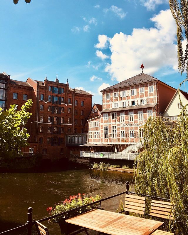 Storyvents's tweet photo. Es ist immer noch Sommer! Also einfach mal raus und draußen weiter arbeiten! ☀️ Ist das nicht herrlich? 😊👍
.
.
.
#sommer #sonne #draussenzuhause #geniessen #outdoorwork #officelive #bücher #Agenturleben #lüneburg #Storyvents #redneragentur #literatur… https://t.co/VCBQLTZLty https://t.co/lo4sSZ5Tlu