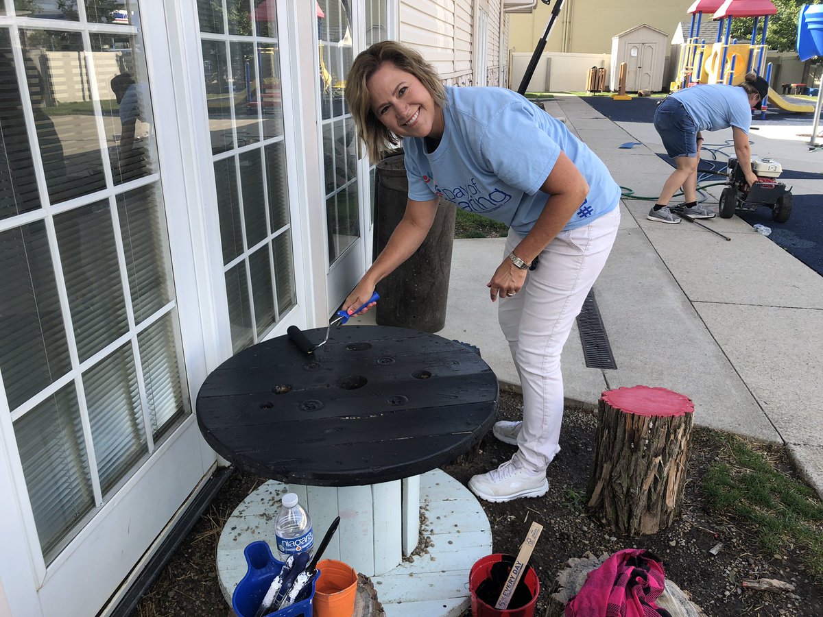 CatherineH_PNC's tweet photo. The @PNCBank team is cleaning up at #DayofCaring @UWACIN @ECAFW today! Our little learners deserve the best environment! https://t.co/AWIhuiLmLX
