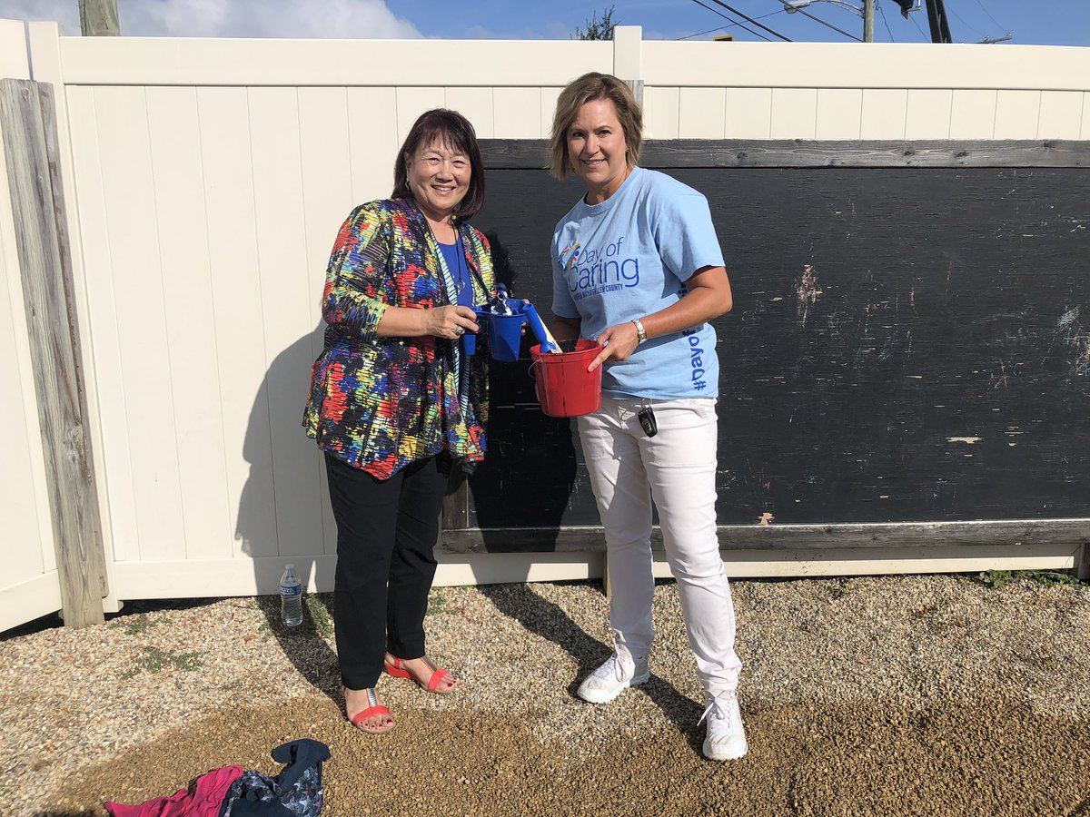 CatherineH_PNC's tweet photo. The @PNCBank team is cleaning up at #DayofCaring @UWACIN @ECAFW today! Our little learners deserve the best environment! https://t.co/AWIhuiLmLX