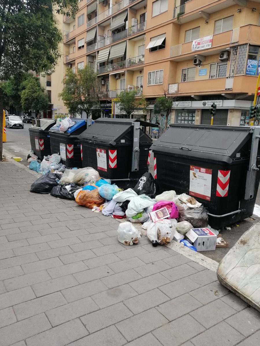 Prima di far multare i cittadini per le buste non trasparenti, che ne dici di farle raccogliere le buste? <a href="/virginiaraggi/">Virginia Raggi</a> <a href="/M5SRoma/">M5S Roma</a>