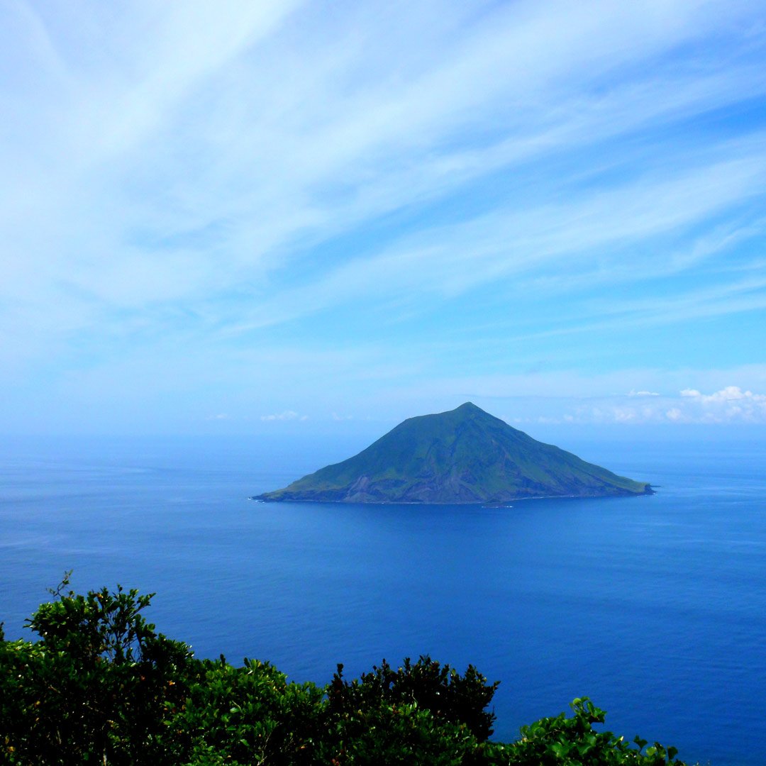 ExploreTheDeep's tweet photo. #DidYouKnow: Hachijō-kojima is a tiny volcanic island south of #Tokyo. Located in the #DevilSea, it’s been officially deserted since 1969! That’s where our friend Kenji Nokimura has his small cabin. 📷 Credit: #Wikipedia
#TheDeep #ExploreTheDeep https://t.co/sWiGNwpeum