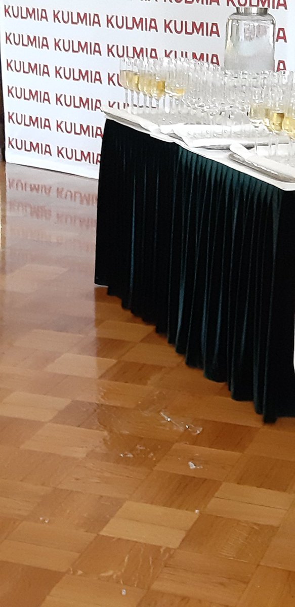 Kulmia 15 vuotta juhlat ovat alkaneet. Ensimmäinen lasi rikottu. Tietääkuulemma onnea! Kiitos tarjoilija! #Kulmia15v