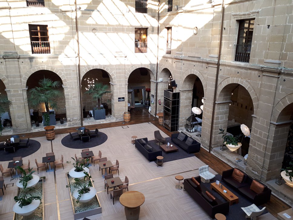 LosAgustinos's tweet photo. Desde lo alto todo se ve de otra manera @LosAgustinos #hotel4estrellas #edificiosqueenamoran #Haro #LaRioja https://t.co/e4FUmjJ72Z