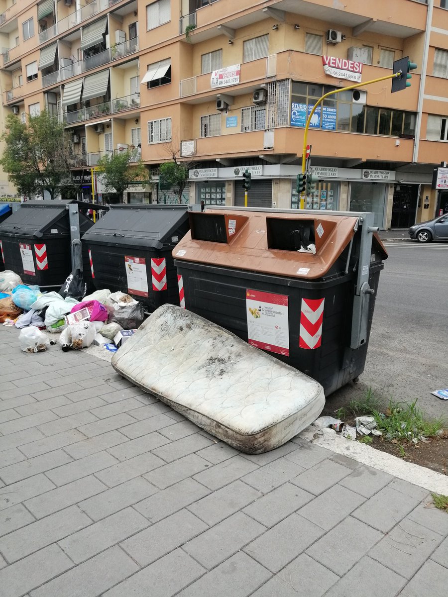 Ma sì, chiediamo ancora sforzi ai cittadini, mentre chi di dovere non dà il suo lavoro! Pensiamo alle buste, non ai ratti! <a href="/Roma/">Roma</a> <a href="/virginiaraggi/">Virginia Raggi</a> <a href="/M5SRoma/">M5S Roma</a> #ama #schifo #amaroma