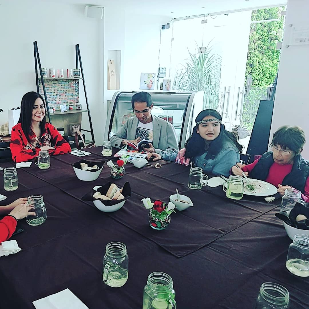 coca_sevilla's tweet image. Como ya es tradición, hace unos días, en nuestra comida de #ChilesEnNogada con el gran equipo que conforma #Alterego.

#TeamAlterego #Work&amp;amp;Fun #Tradiciones #ChilesEnNogada