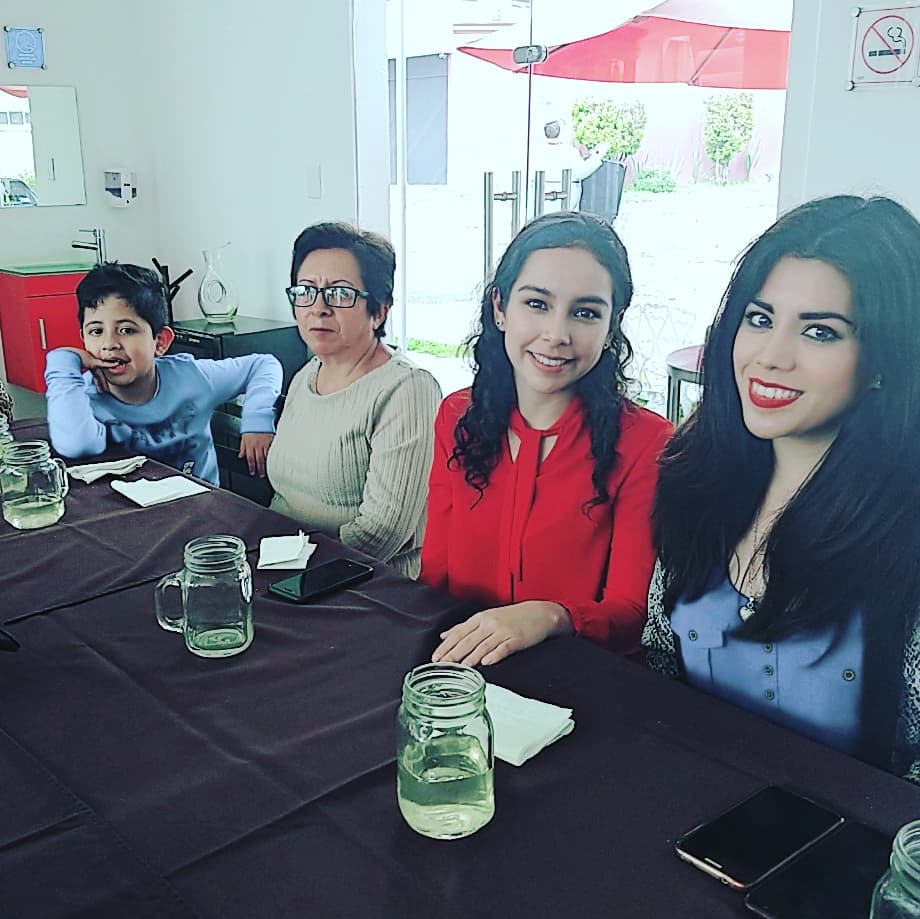 coca_sevilla's tweet image. Como ya es tradición, hace unos días, en nuestra comida de #ChilesEnNogada con el gran equipo que conforma #Alterego.

#TeamAlterego #Work&amp;amp;Fun #Tradiciones #ChilesEnNogada